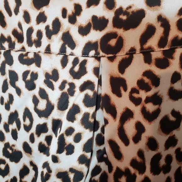 NWT Lumiere Leopard Animal Print Button Long  Blouse Size Small - Picture 3 of 5